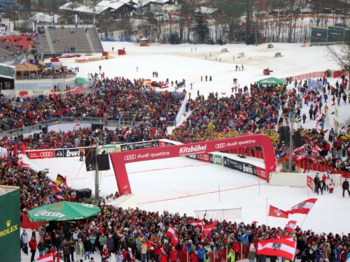 Ski-Weltcup in Kitzbühel. Schnee wird wieder Weiß dank Nachbearbeitung am PC